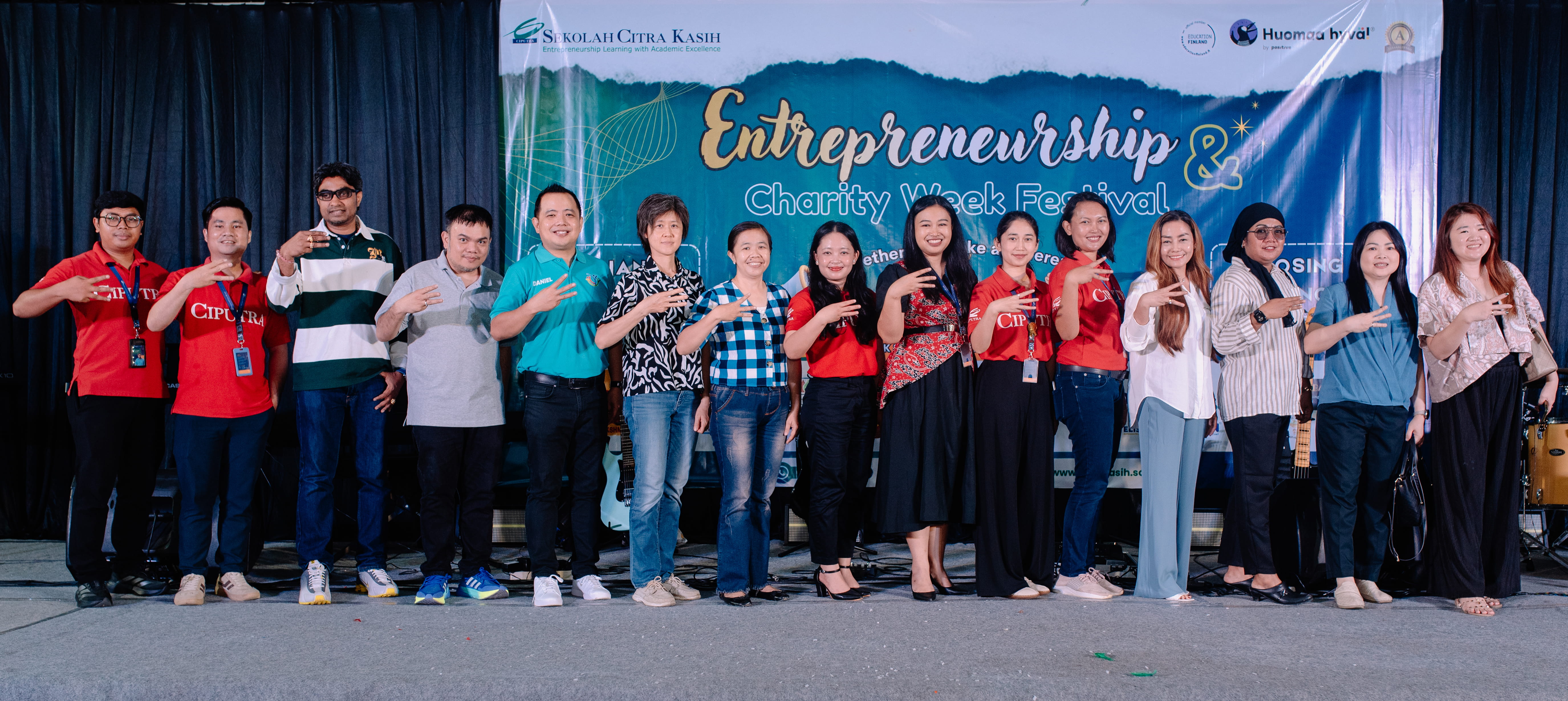 Keluarga besar Sekolah Citra Kasih (SCK) Samarinda berfoto bersama merayakan kesuksesan festival tahunan "Together We Make a Difference" pada 30 Januari 2026. (Dok Sekolah Citra Kasih Samarinda)